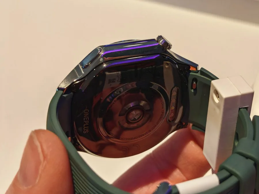 OnePlus Watch 2 ve spodní části