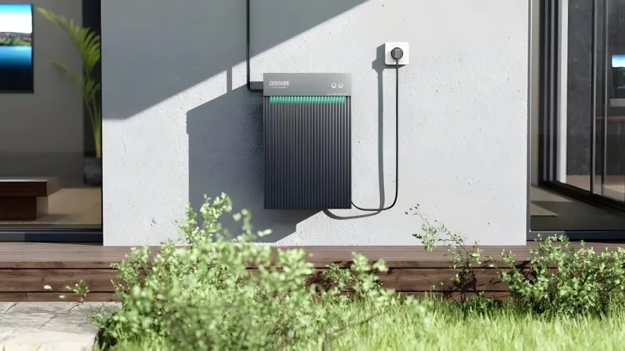Zendure AIO 2400 im Freien an der Hauswand angebracht