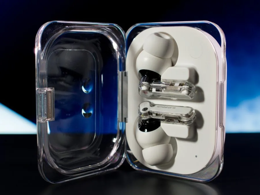 Nothing Ear (a) Ladecase mit Earbuds stehend