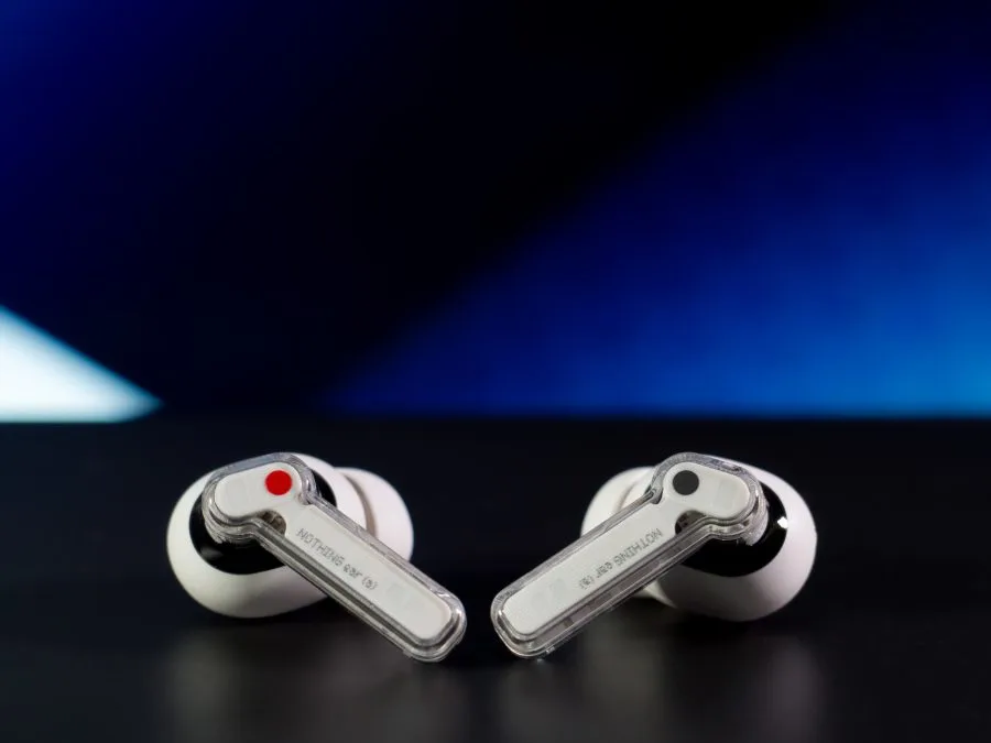 Nothing Ear (a) beide Earbuds liegend