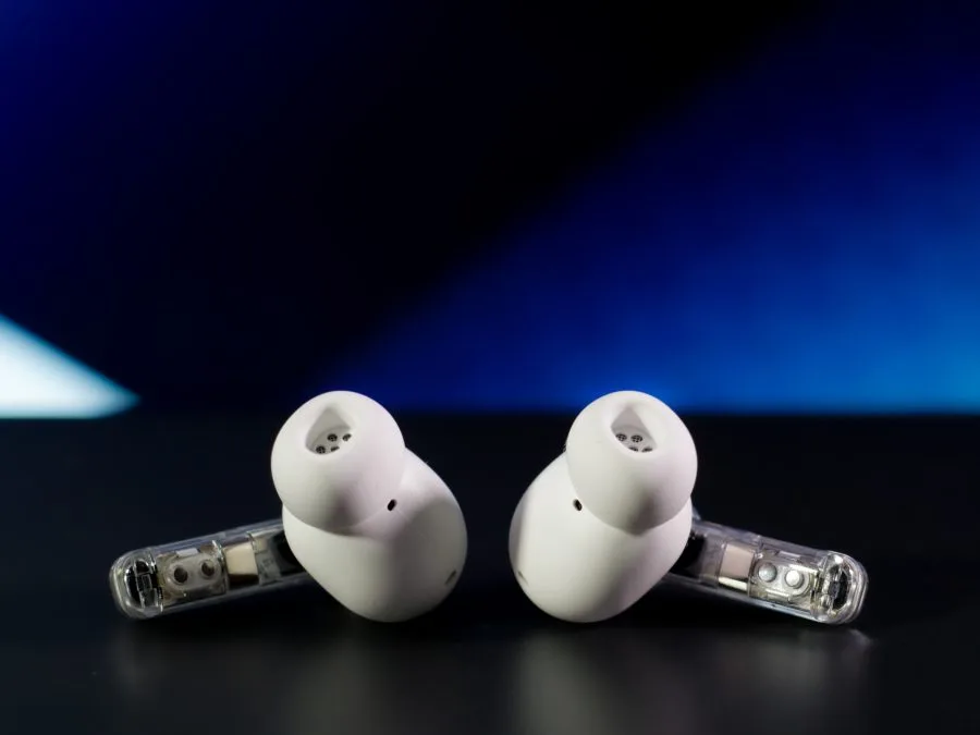 Nothing Ear (a) Earbuds liegend