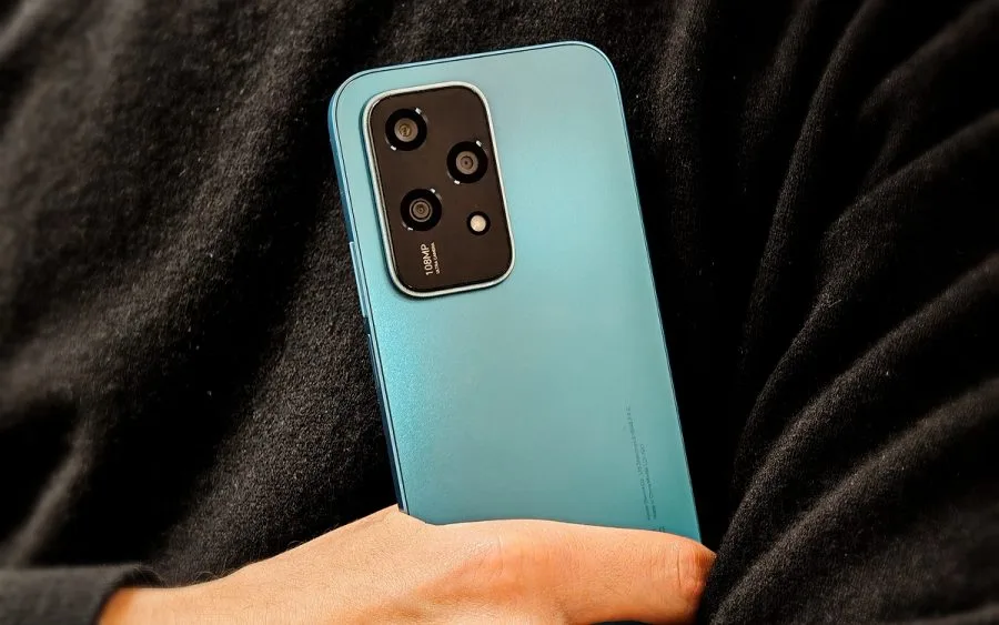 HONOR 200 Lite Mann mit Smartphone in der Hand