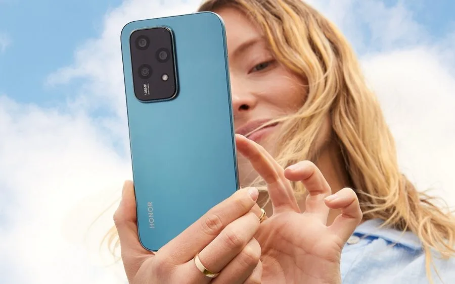 HONOR 200 Lite Frau mit Smartphone in der Hand
