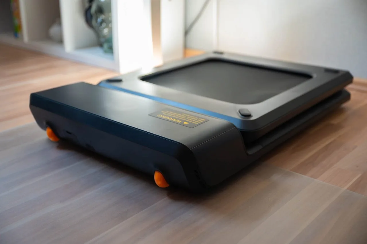 WalkingPad A1 Pro masanın altına katlanmış
