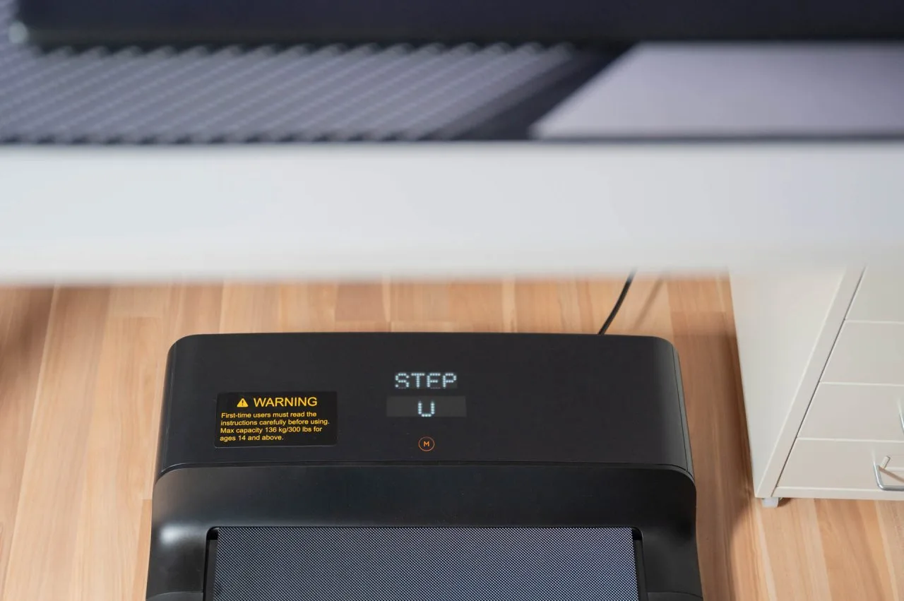 WalkingPad A1 Pro ekranı masanın altında