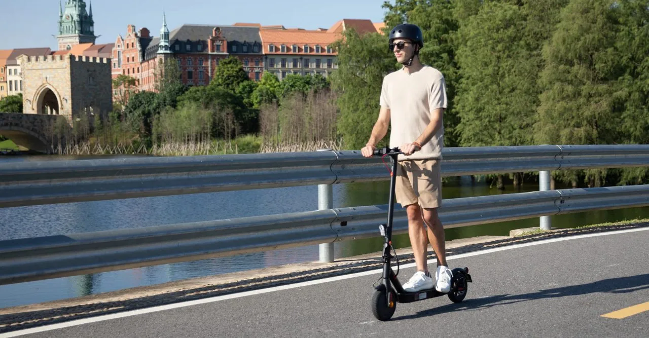 iScooter E9TMAX E-scooter üzerinde kasklı adam