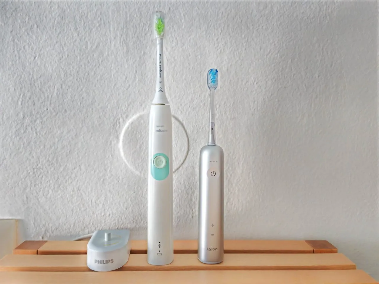 Comparação de tamanho entre Laifen Wave e Philips Sonicare