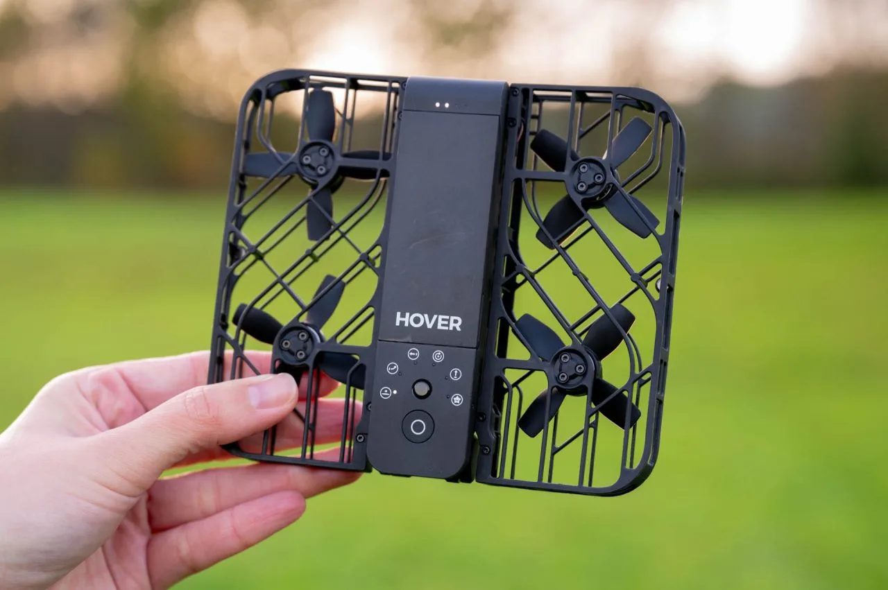 HOVERAIR X1 geopend met bedieningsknoppen
