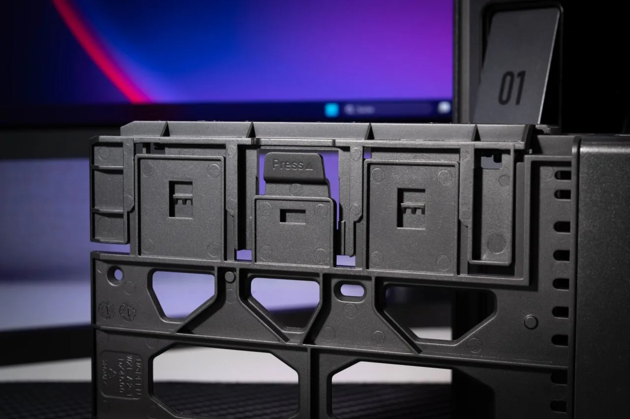 UGREEN NASync DXP4800 Plus HDD Tray Press