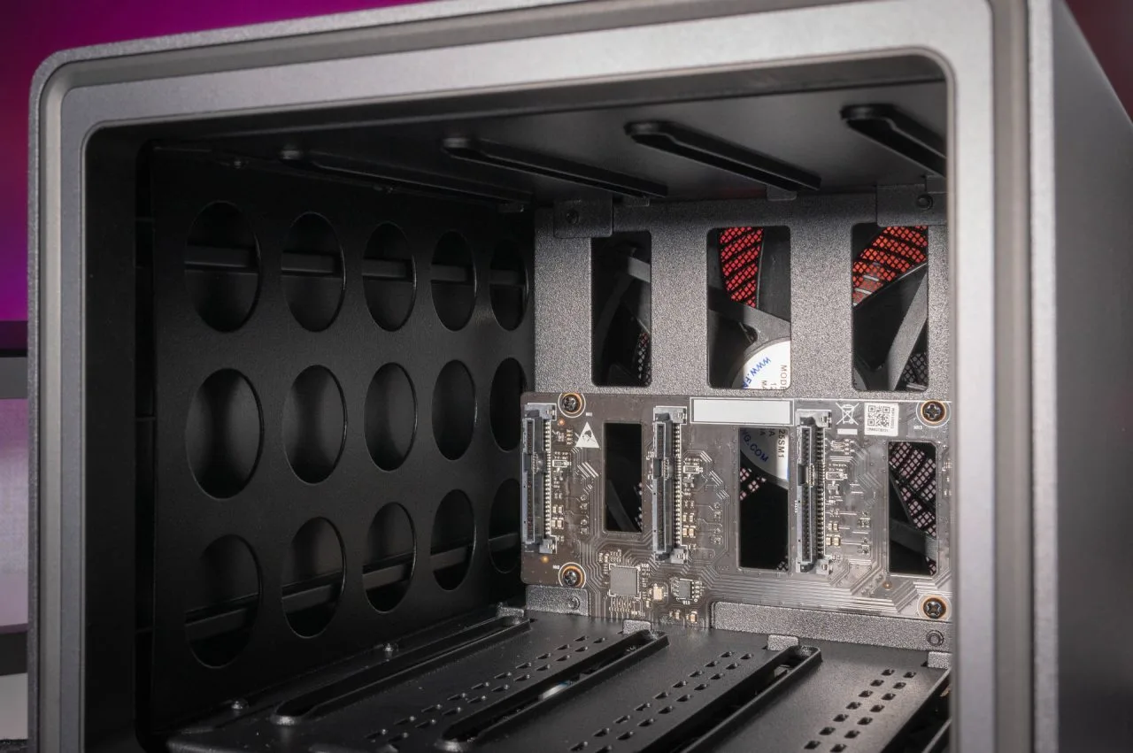 UGREEN NASync DXP4800 Plus from the inside