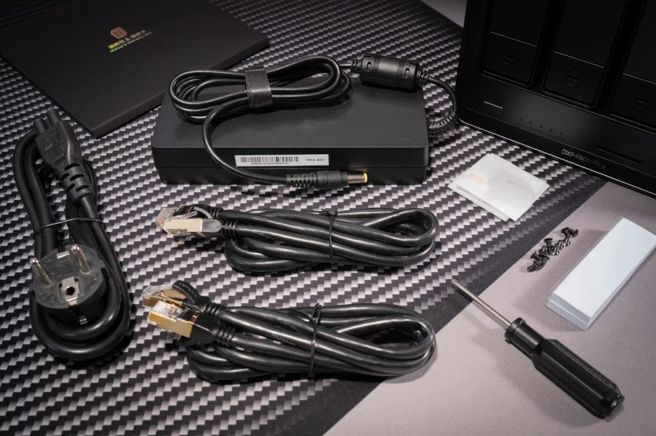 UGREEN NASync DXP4800 Plus Scope of Delivery