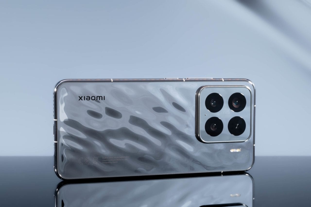 Xiaomi 15 seitlich liegend