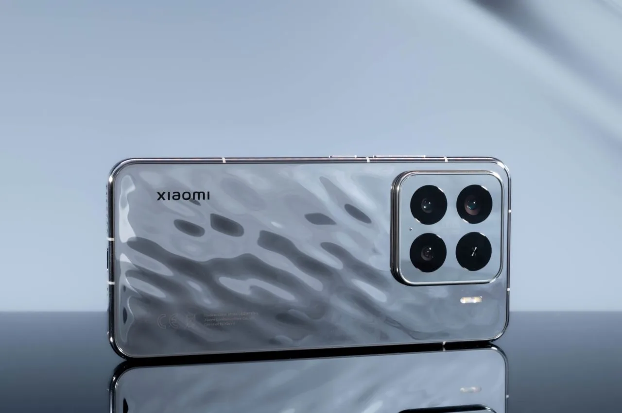 هاتف Xiaomi 15 مستلقيًا على الجانب