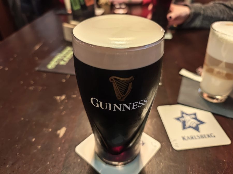 Xiaomi 15 Testaufnahme bei Nacht Glas Guinness
