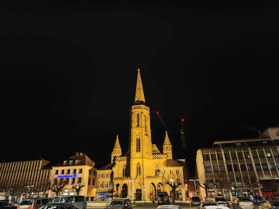 اختبار هاتف Xiaomi 15 في برج الكنيسة ليلاً