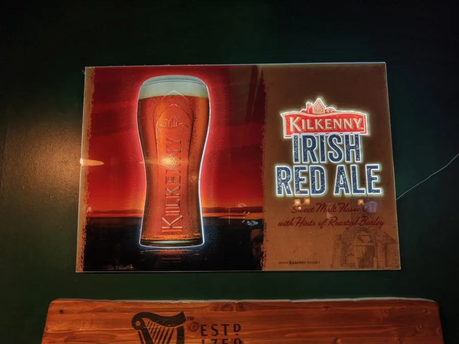 تم تصوير اختبار هاتف Xiaomi 15 في الليل مع لافتة نيون في الحانة