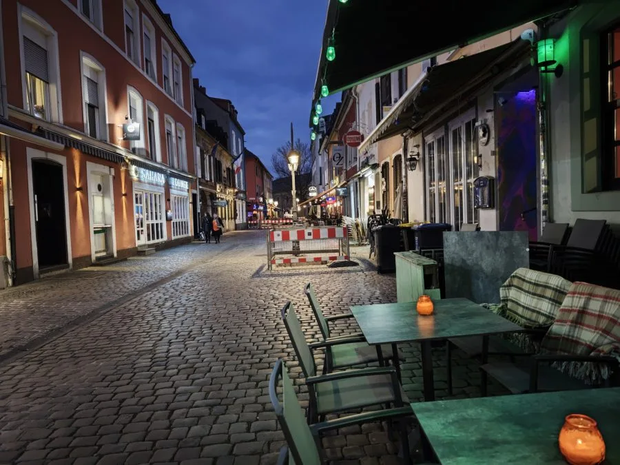 اختبار هاتف Xiaomi 15 في الليل في المدينة القديمة