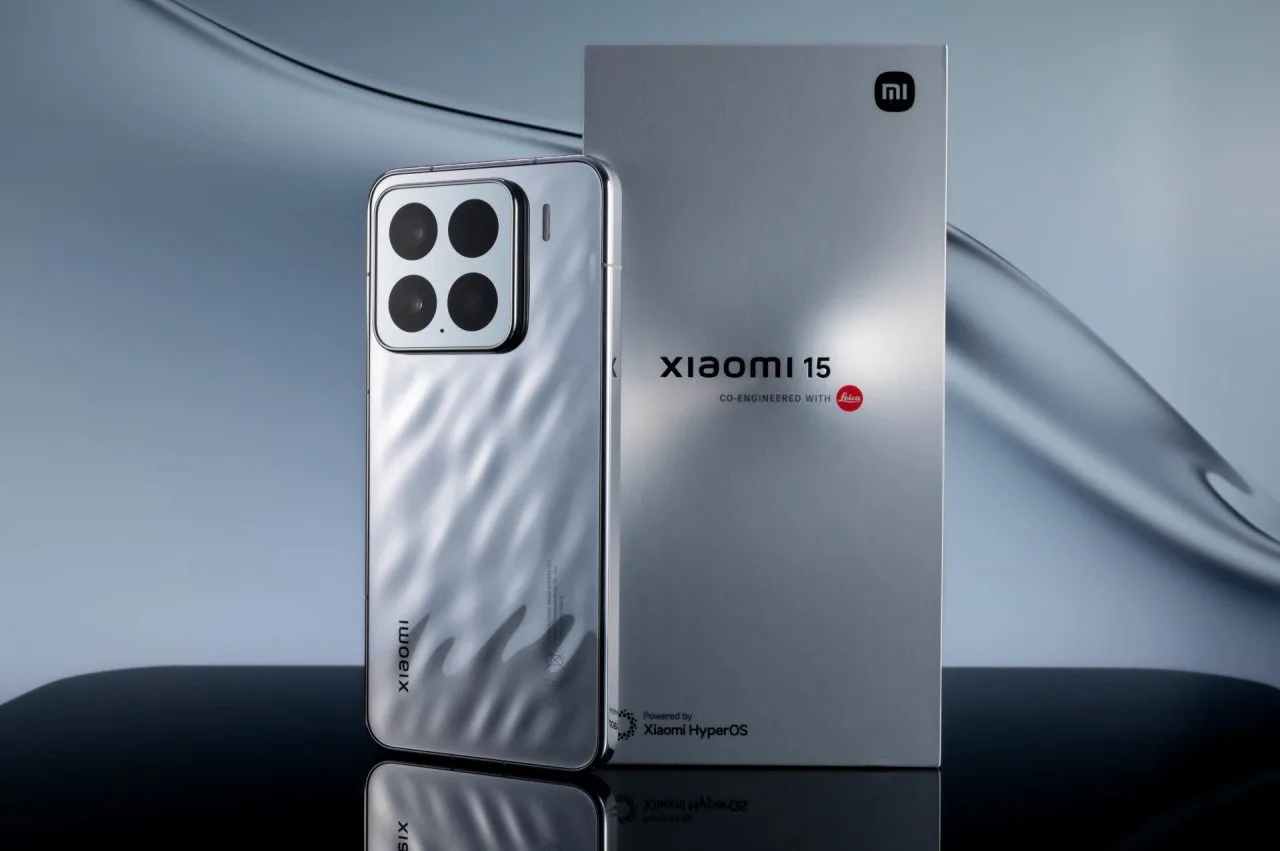 هاتف Xiaomi 15 باللون الفضي السائل بجوار العبوة
