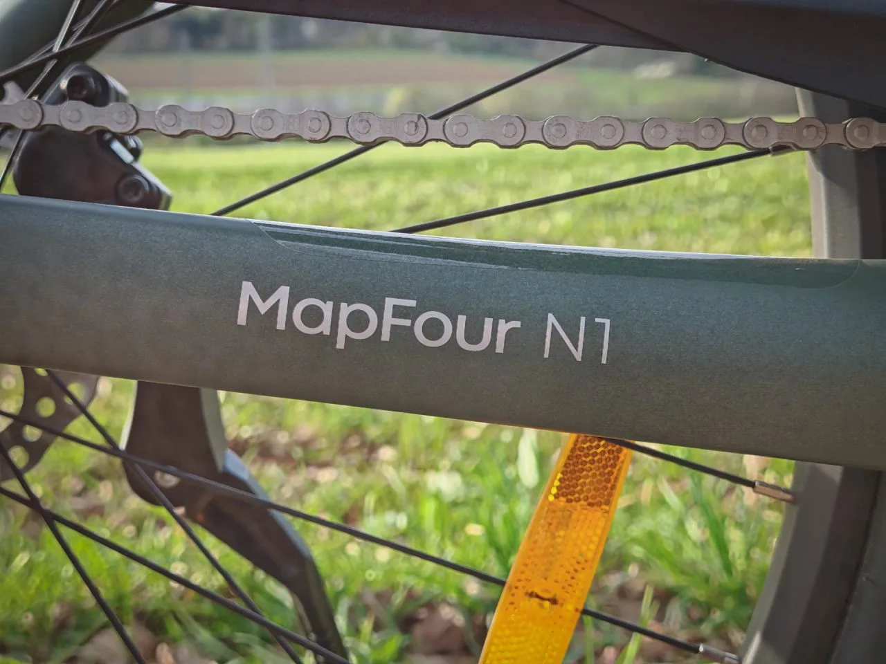 MapFour N1 Pro Schriftzug auf dem Rahmen