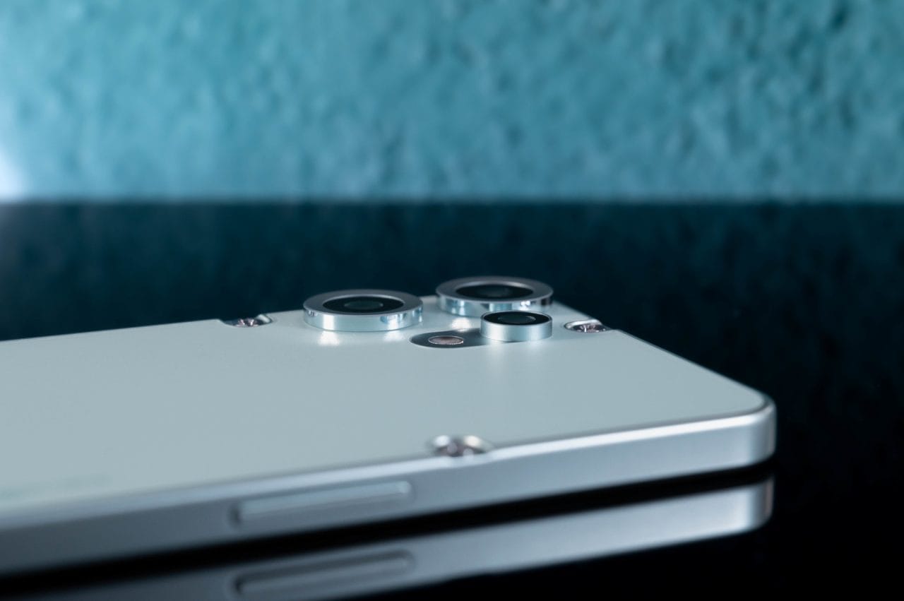 CMF Phone 2 Pro flach liegend mit Blick auf Kamera