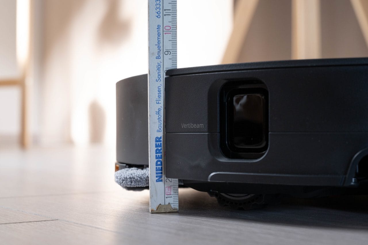 Roborock Saros 10 junto a una cinta métrica