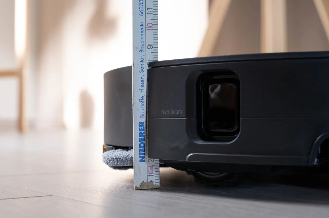 Roborock Saros 10 neben Metermaß
