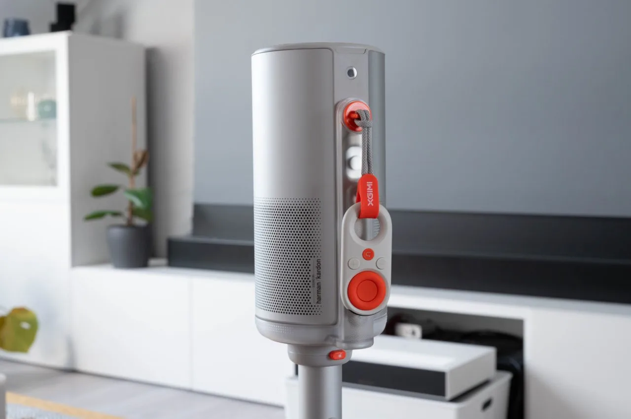 XGIMI MoGo 4 projector with mini remote