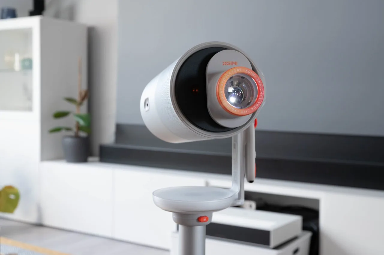 XGIMI MoGo 4 with magnetic attachment