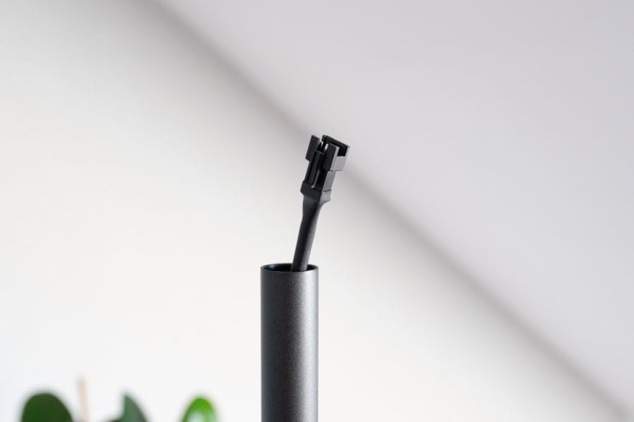Kabel durch das Gestänge fädeln und verbinden.