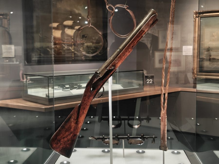 Testaufnahme eines Gewehrs im Museum