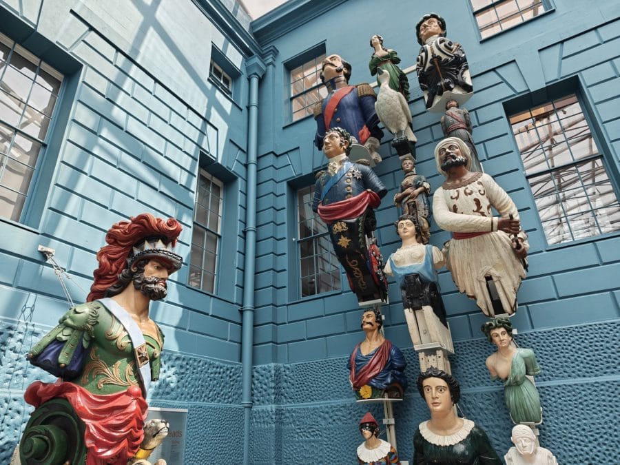 Testaufnahme von Gallionsfiguren im Museum