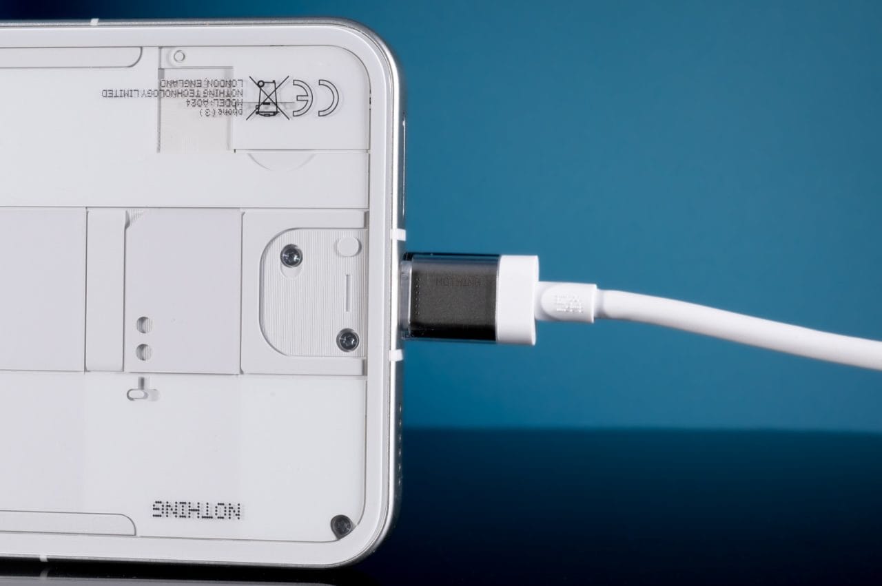 Nothing Phone (3) mit eingestecktem USB-C Kabel