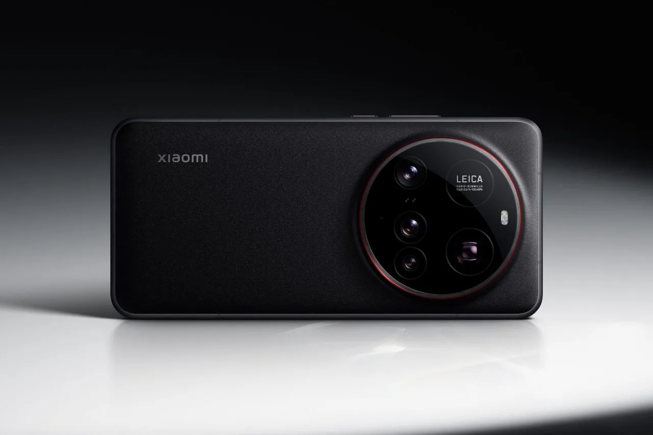 Xiaomi 15 Ultra в черном цвете