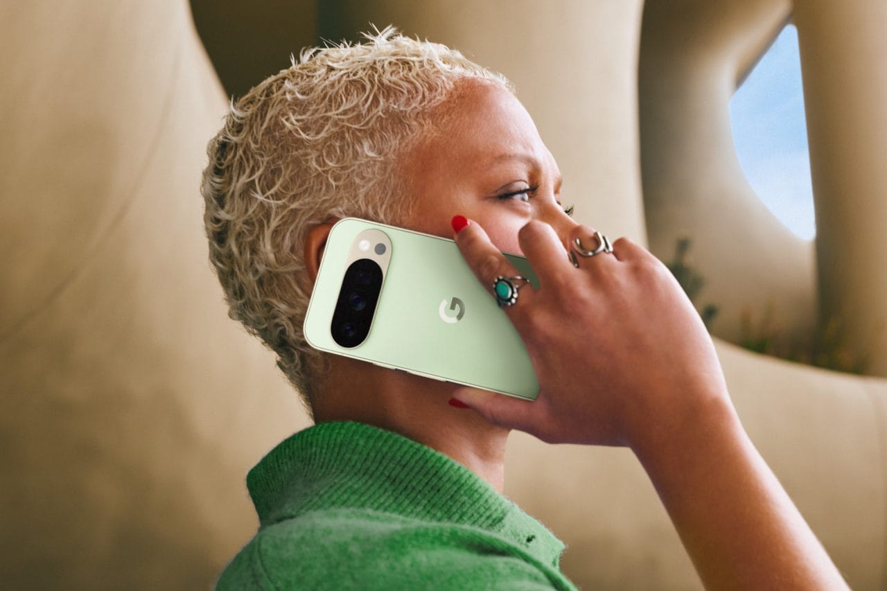 Google Pixel 10 in Jade