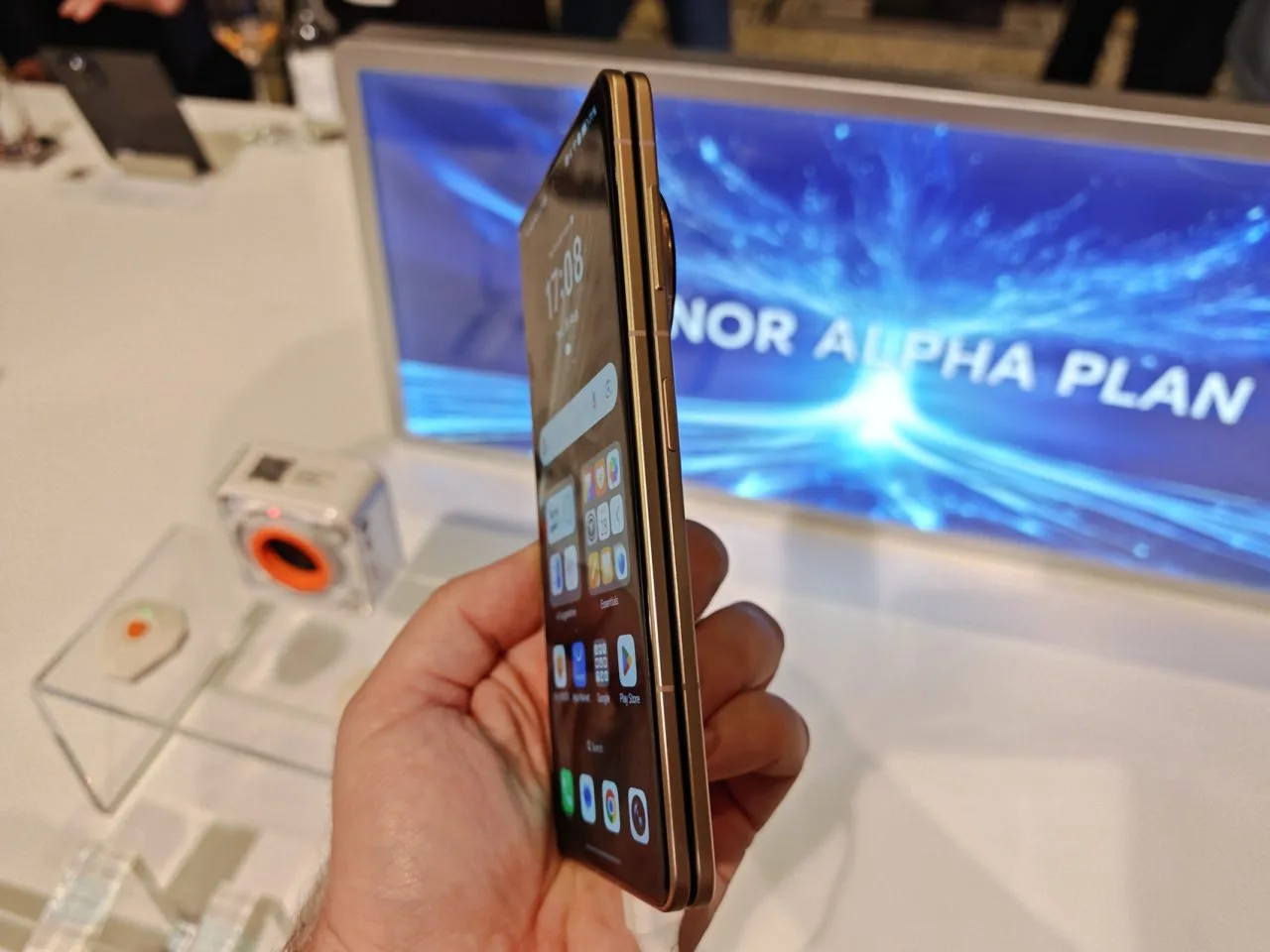 Vista laterale di HONOR Magic V5