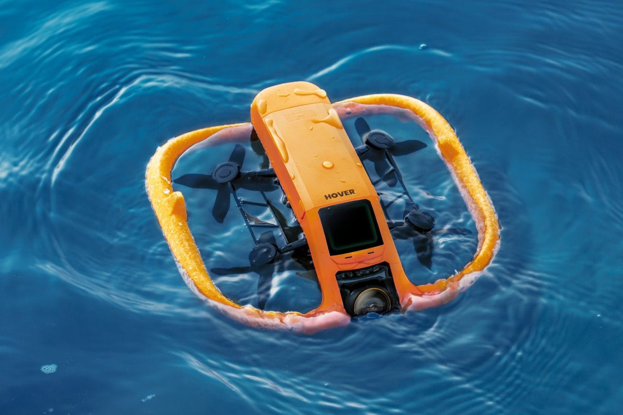 HOVERAir Aqua auf dem Wasser schwimmend