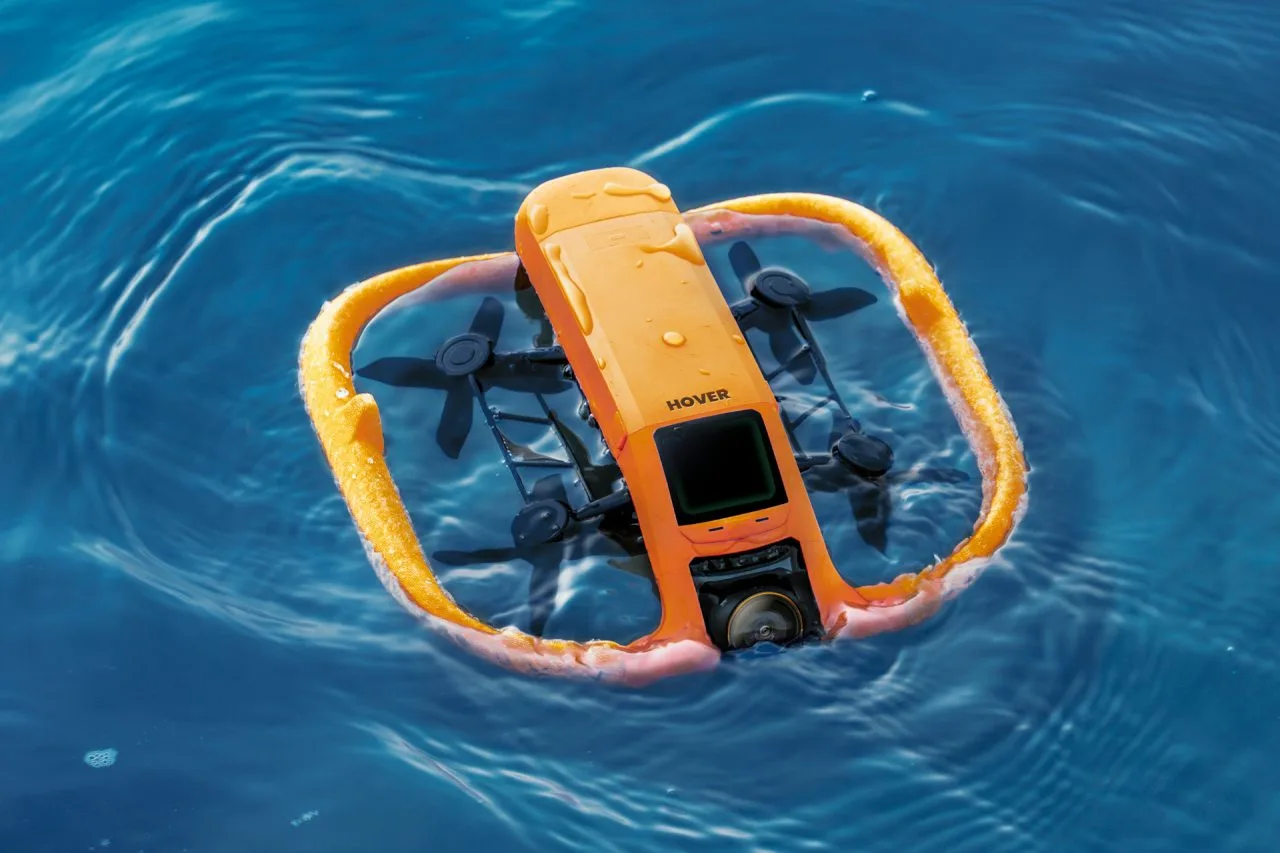 HOVERAir Aqua che galleggia sull'acqua