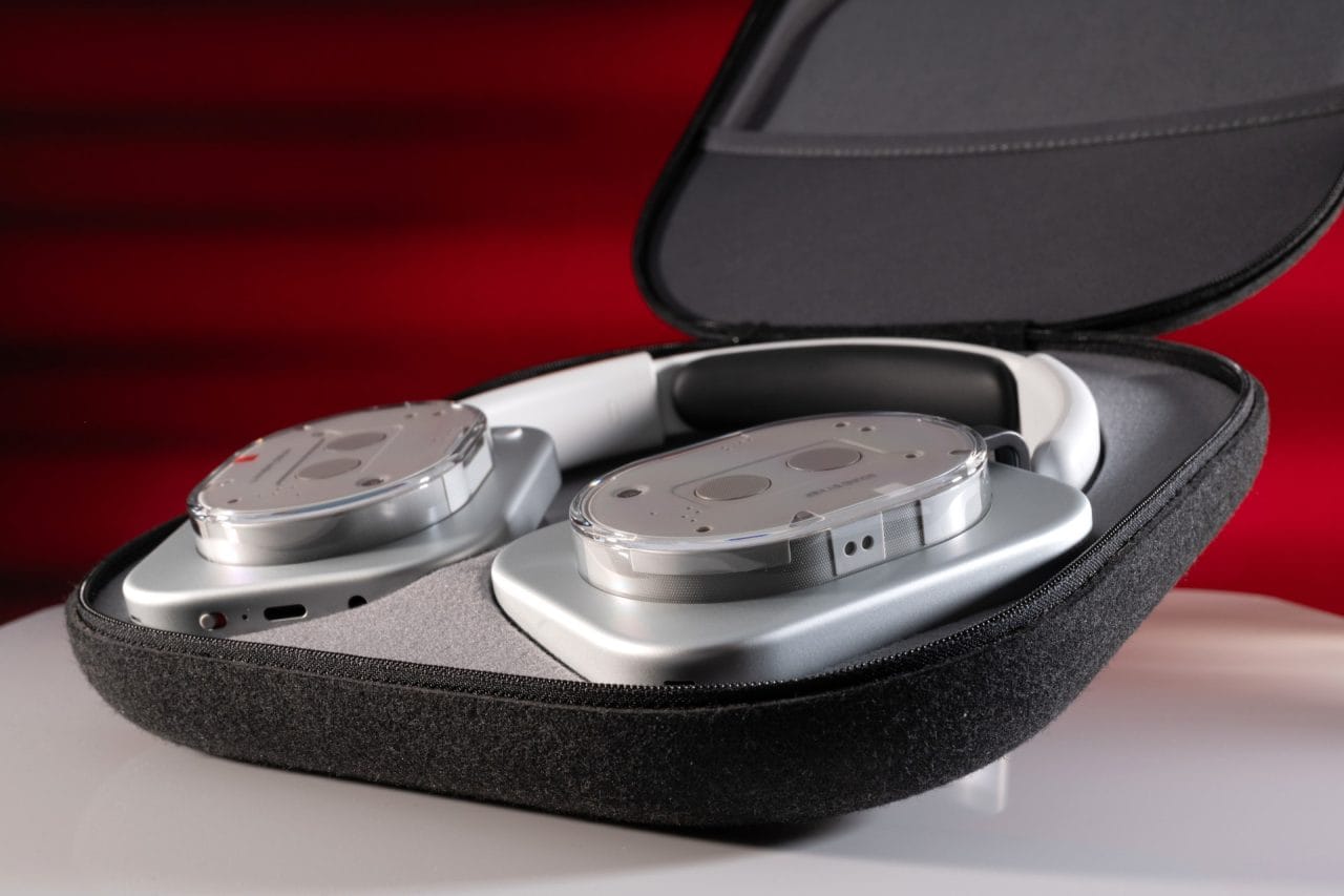 Nothing Headphone (1) im Case