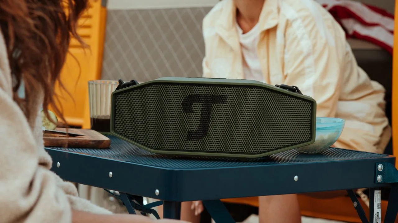 Teufel ROCKSTER CROSS 2 Verde sobre mesa