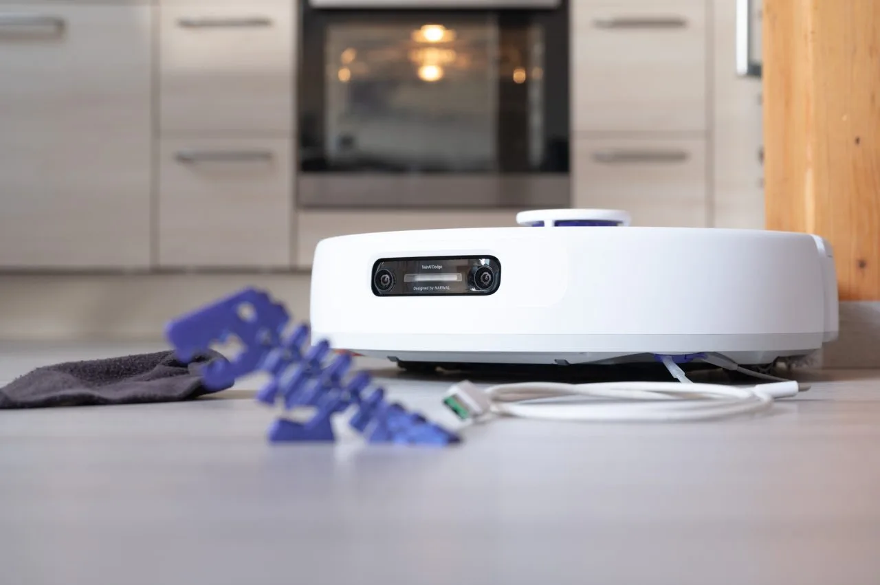 Narwhal Freo Z10 Ultra med forhindringer 