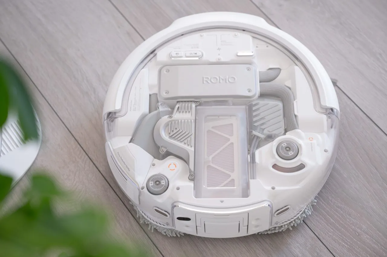 Robotický vysavač DJI ROMO shora