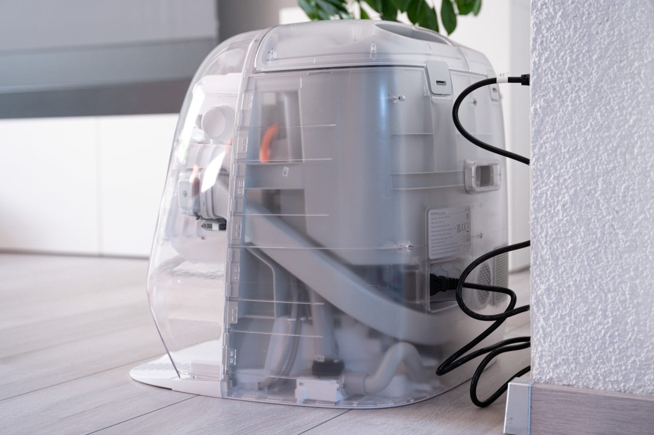 DJI ROMO Stromkabel hinter Station