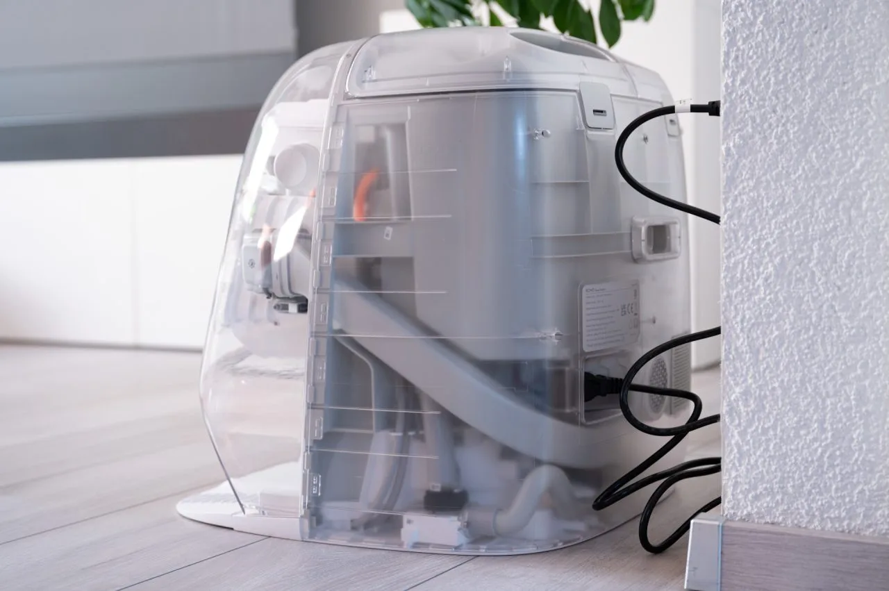 Napájecí kabel DJI ROMO za stanicí