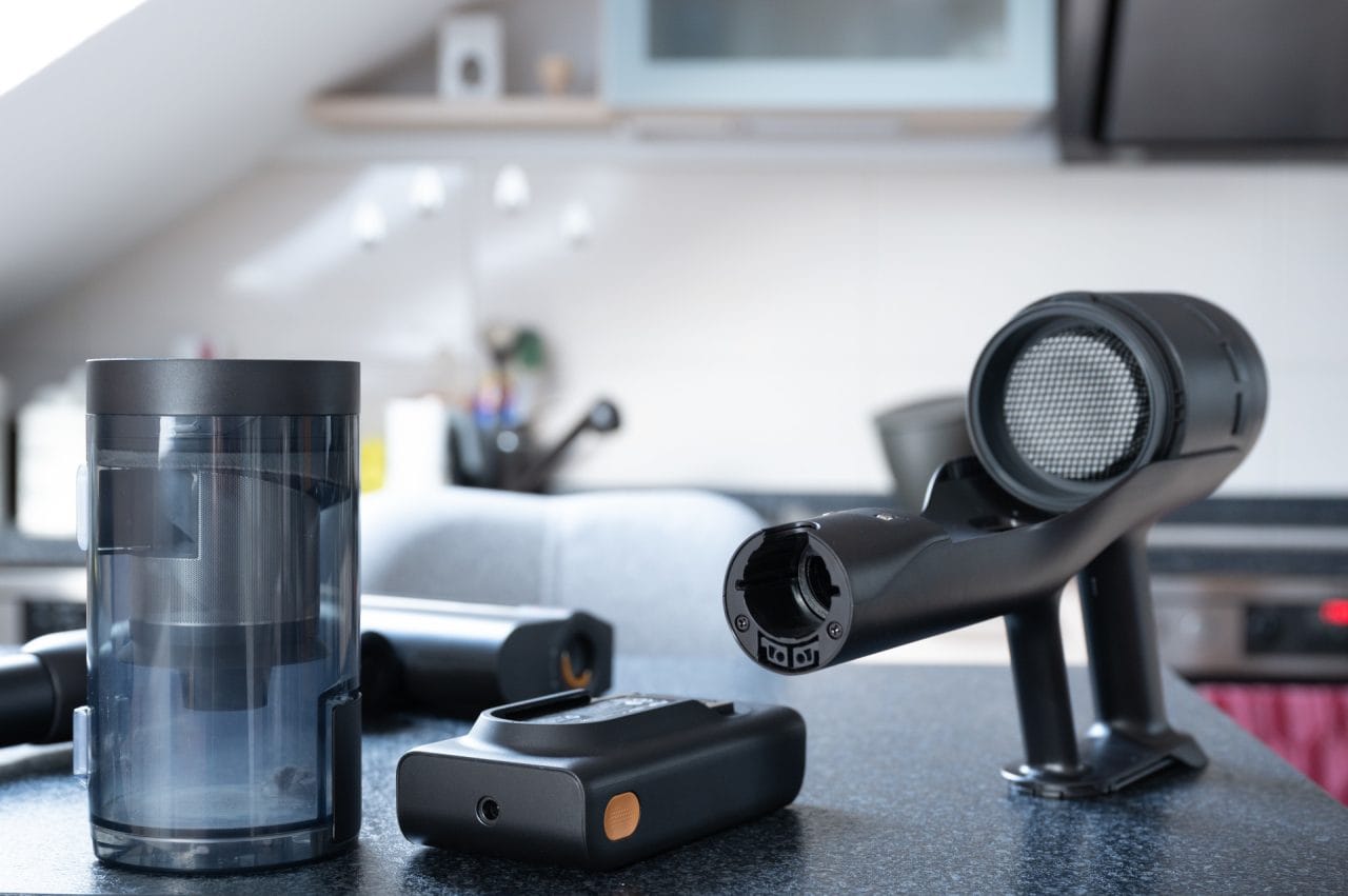 Roborock H60 Hub Ultra zerlegt in Einzeltele