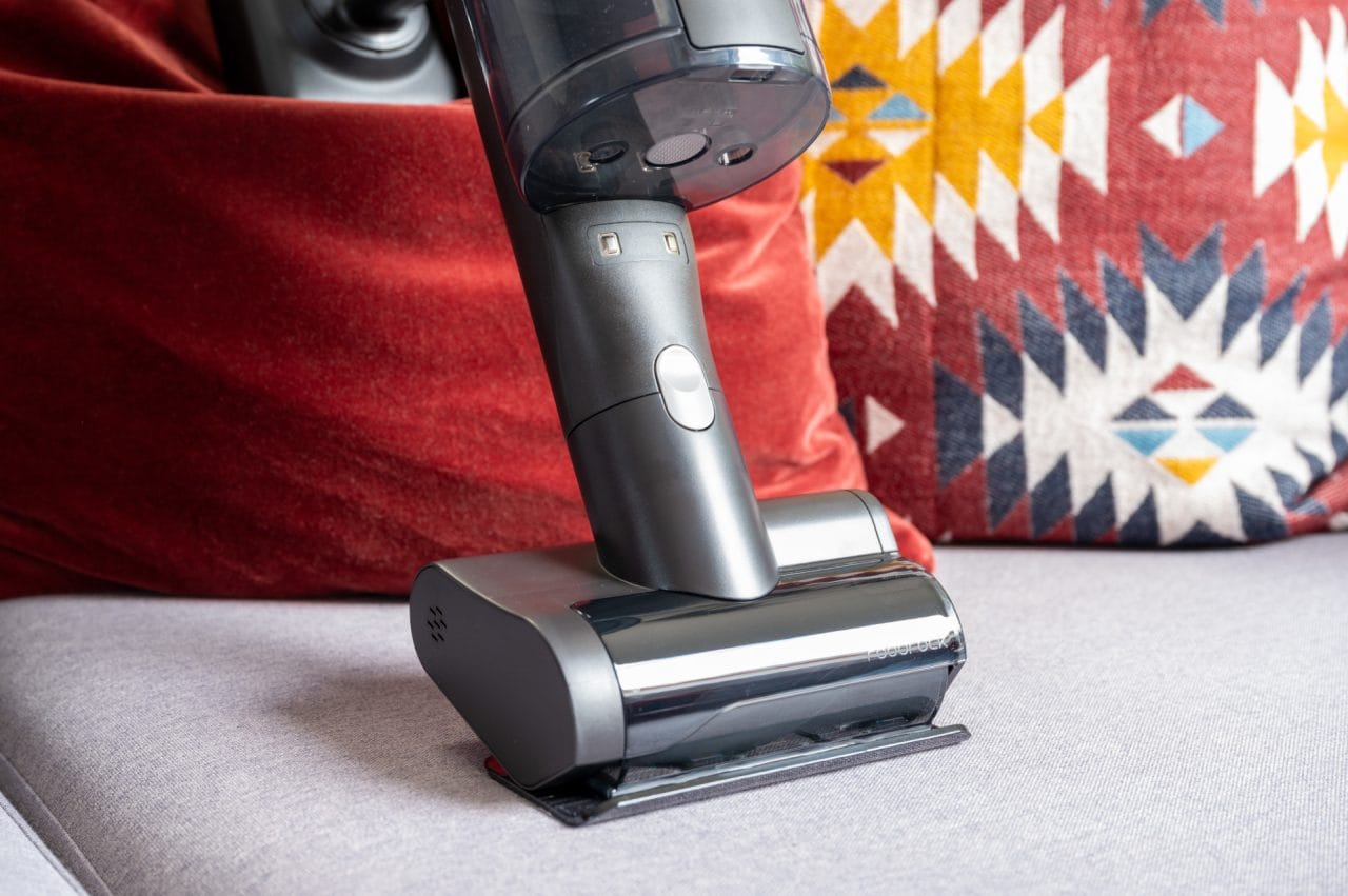 Roborock H60 Hub Ultra Polsterbürste auf Sofa