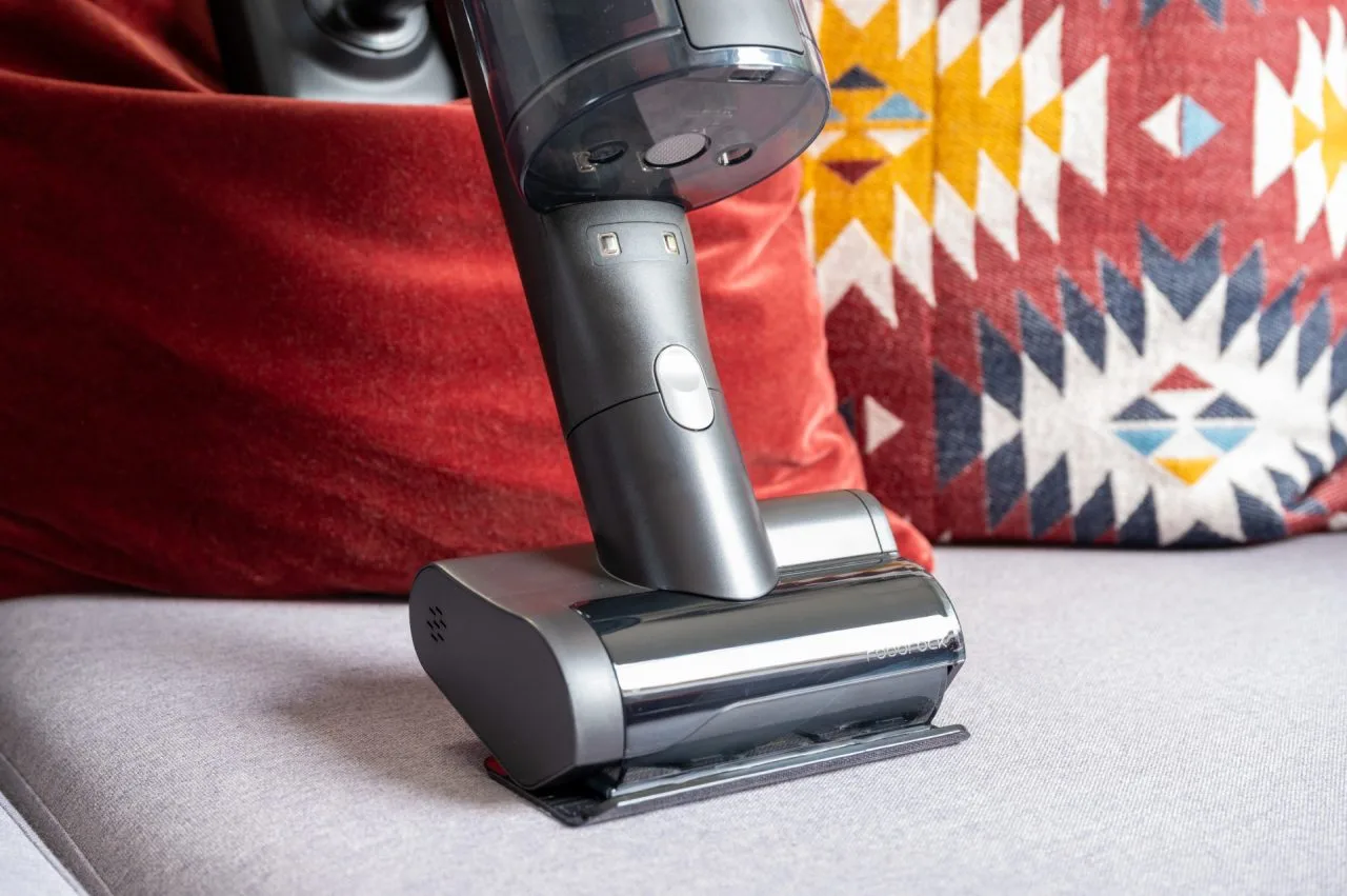 Kartáč na čalounění Roborock H60 Hub Ultra na pohovku