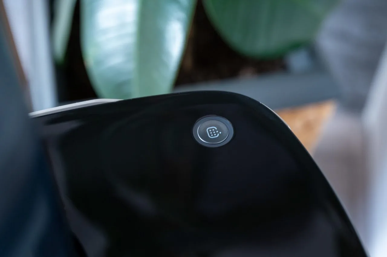 Tlačítko Roborock H60 Hub Ultra na vakuové stanici