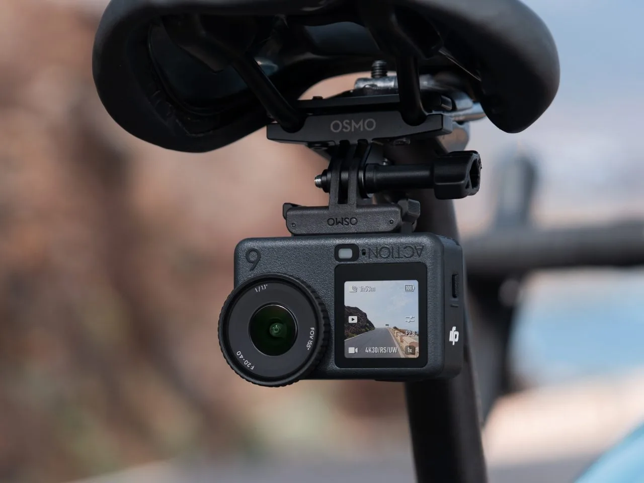 DJI Osmo Action 6, прикрепленный к велосипеду