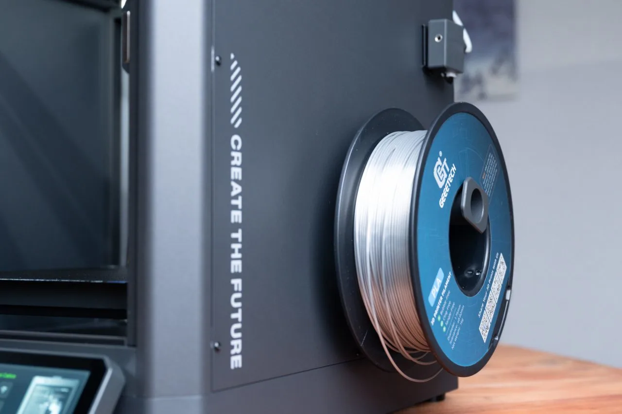 Printer vanaf de zijkant met filamentspoel