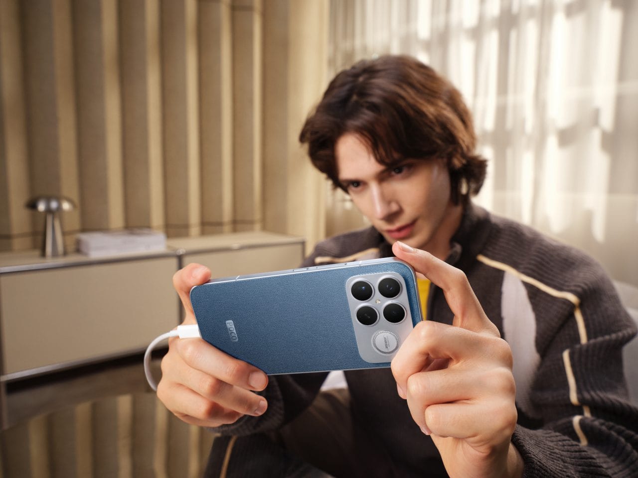 POCO F8 Ultra Mann hält Smartphone horizontal